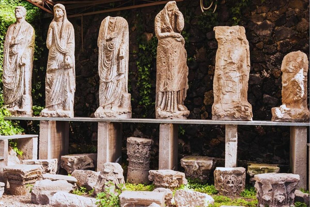 sekelompok patung batu yang duduk di rak