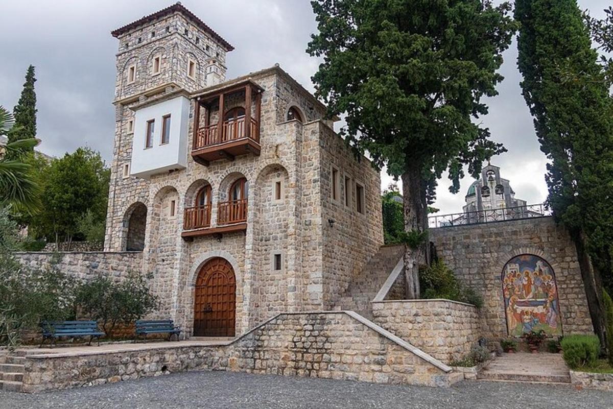 Un gran edificio de piedra con un balcón en la parte superior.