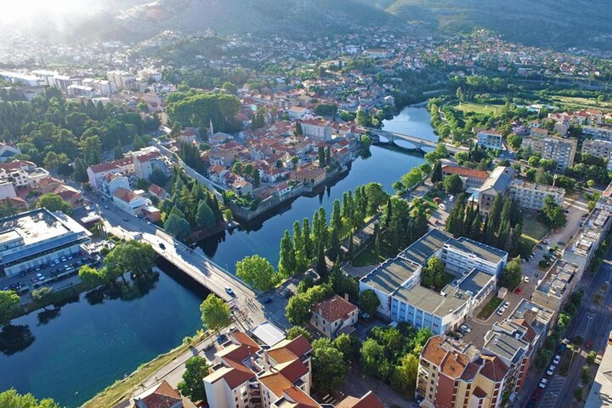 una vista aérea de una ciudad con un río