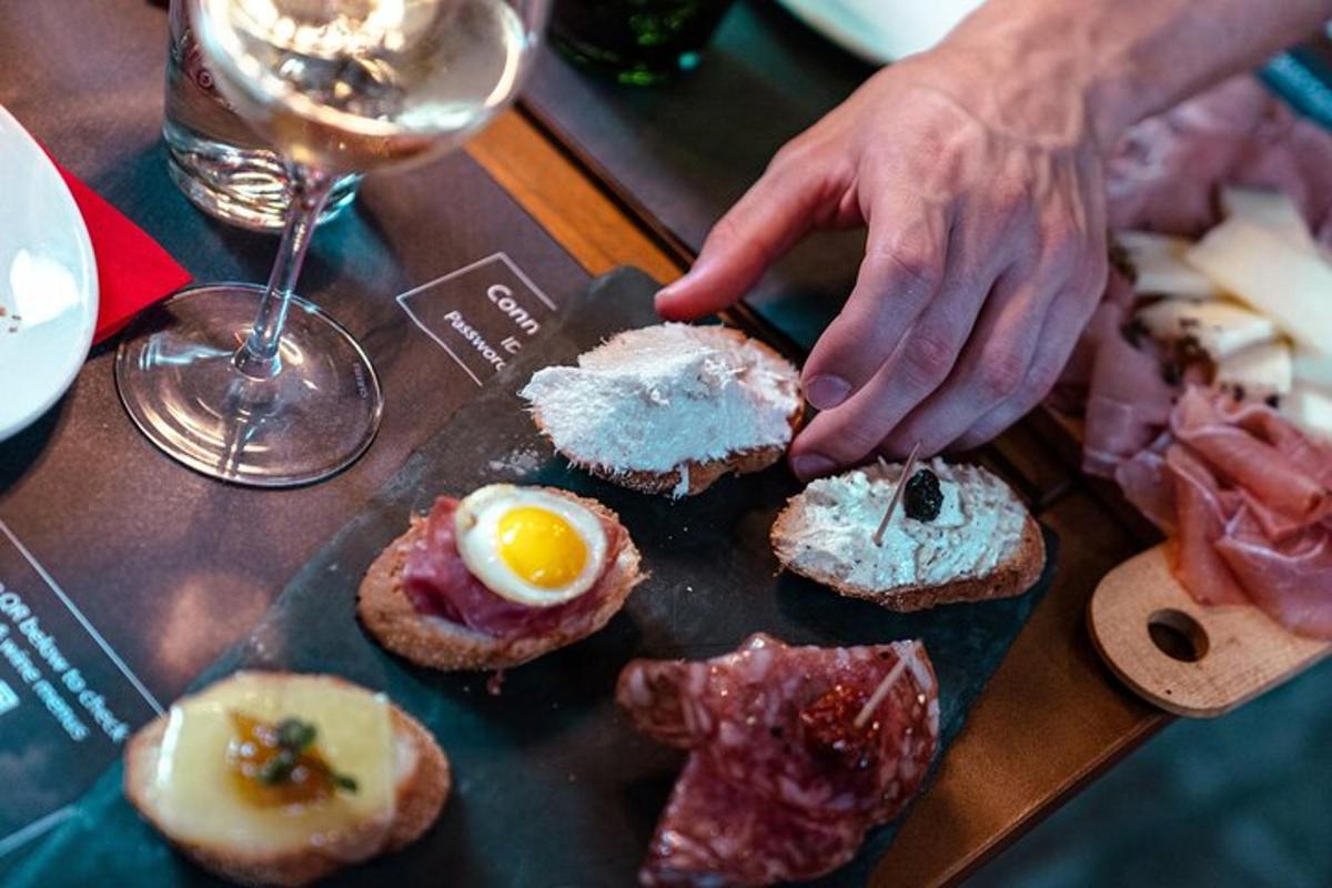 una persona que alcanza un huevo en un plato de comida