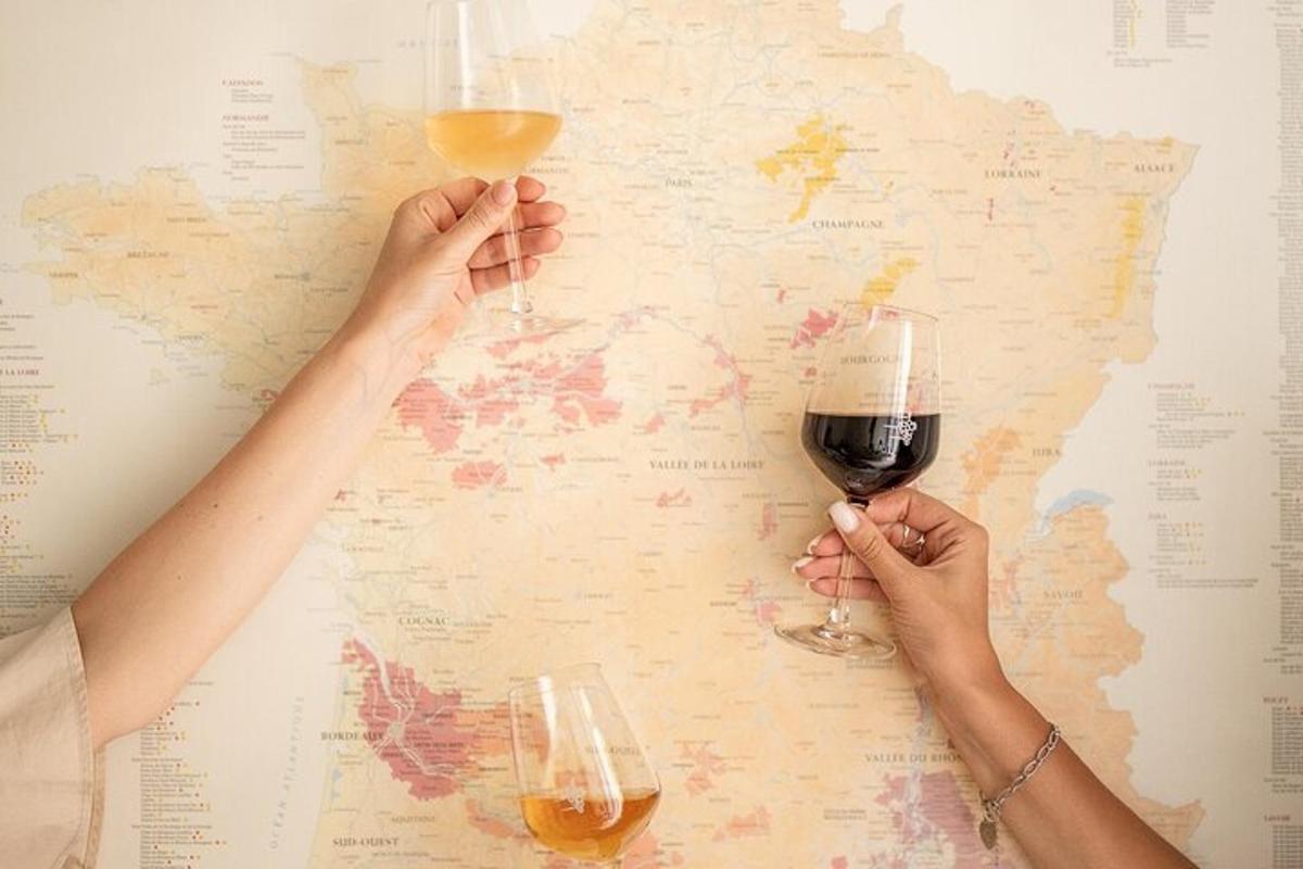 due persone che tengono bicchieri di vino su una mappa