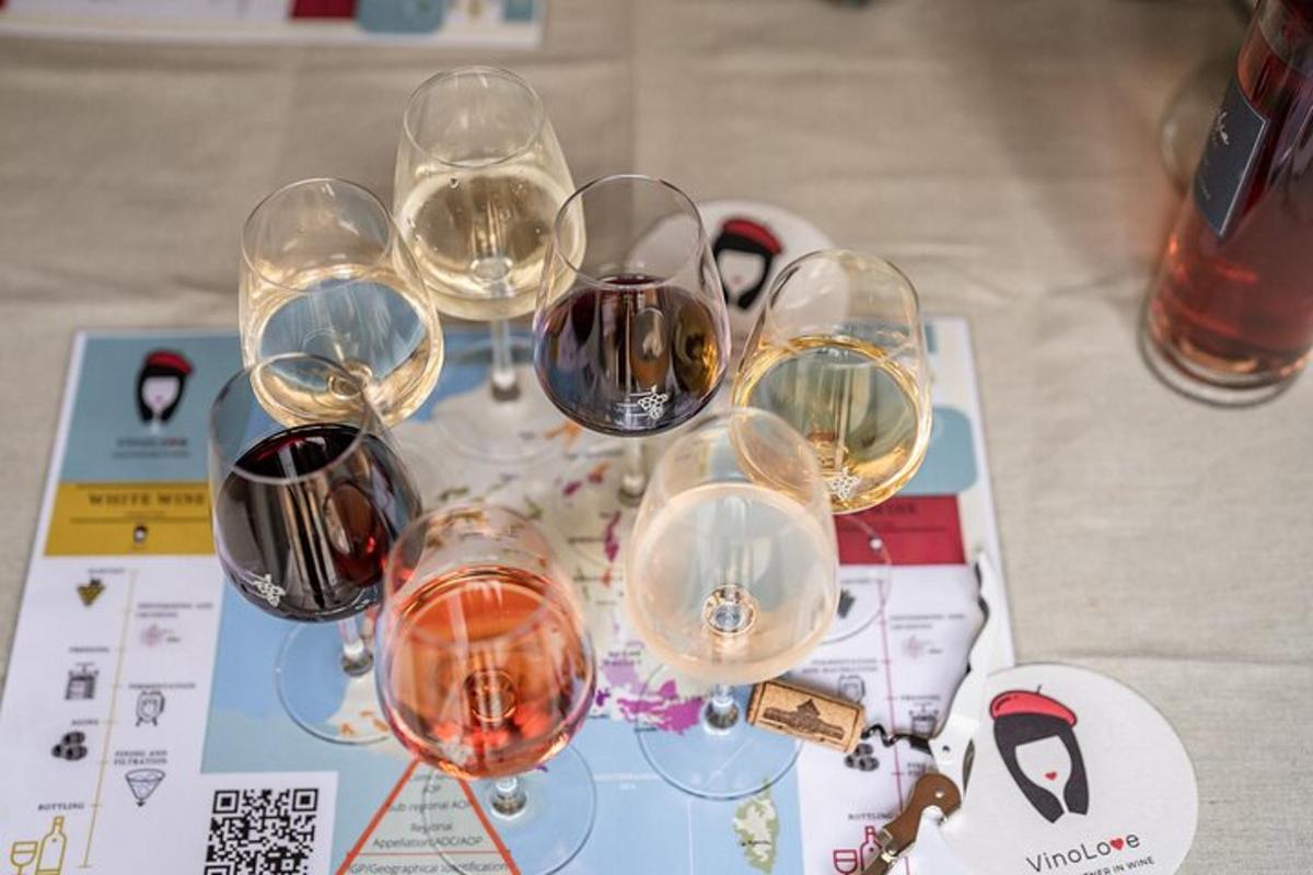 un gruppo di bicchieri da vino appoggiati su un tavolo