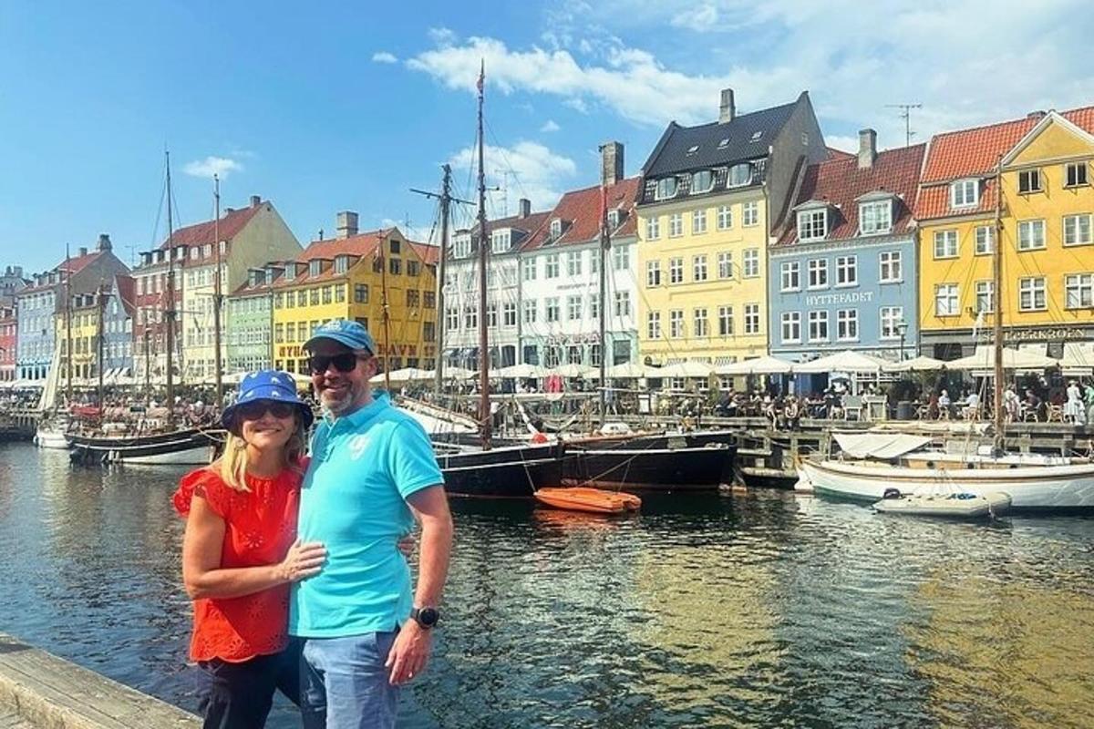 un uomo e una donna in piedi accanto a uno specchio d'acqua