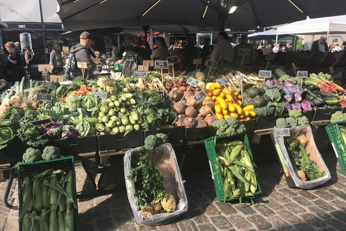 un mercato agricolo con un sacco di frutta e verdura