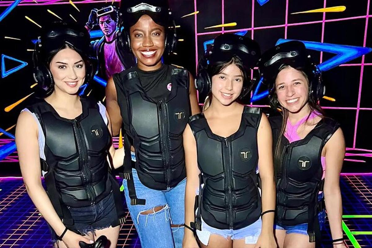 Un grupo de chicas vestidas con chalecos posando para una foto.