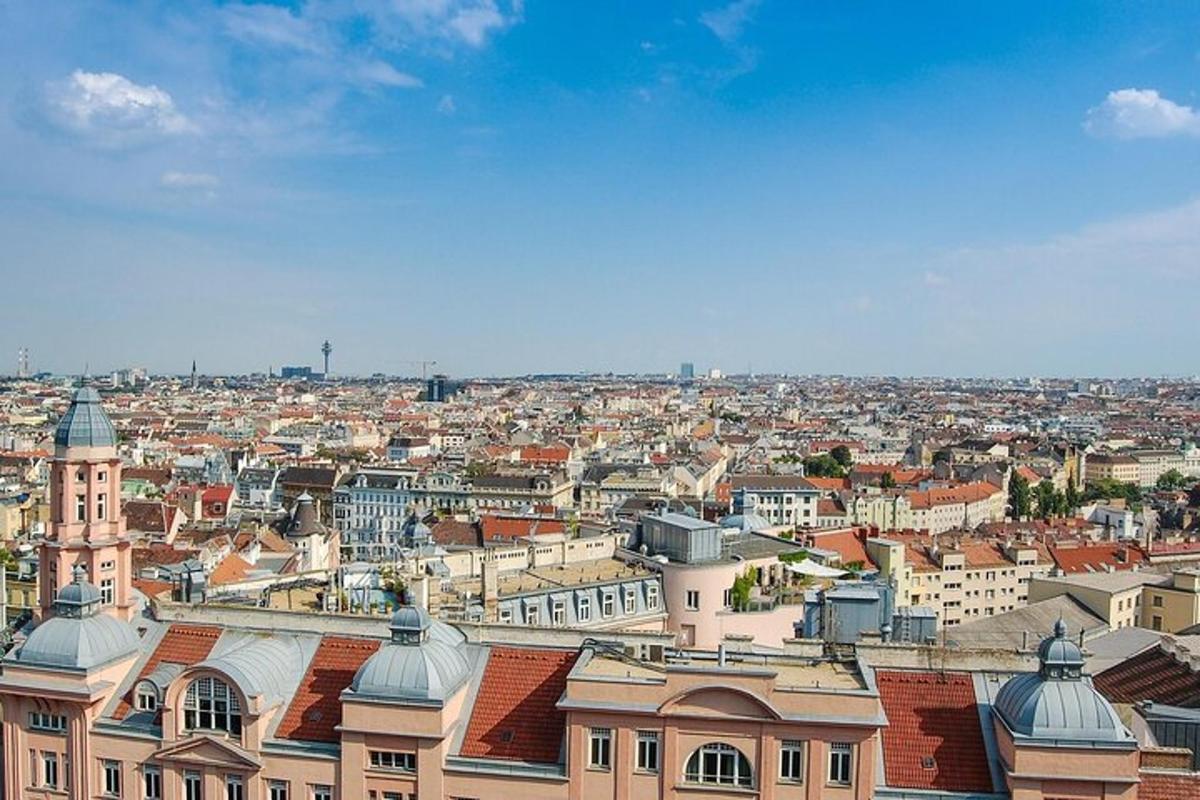 Zračni pogled na veliki grad sa zgradama