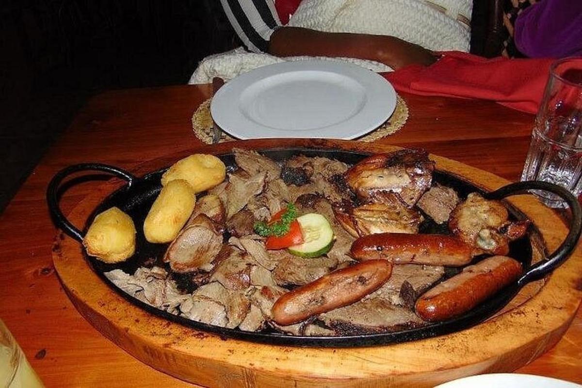 egy asztal, rajta egy tepsi étellel