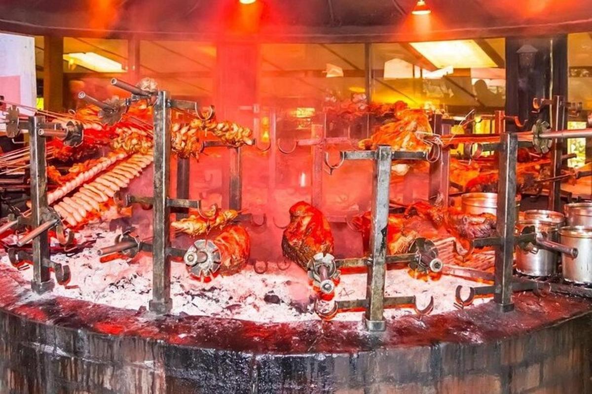 μια κουζίνα με κρέας που ετοιμάζεται στη σχάρα