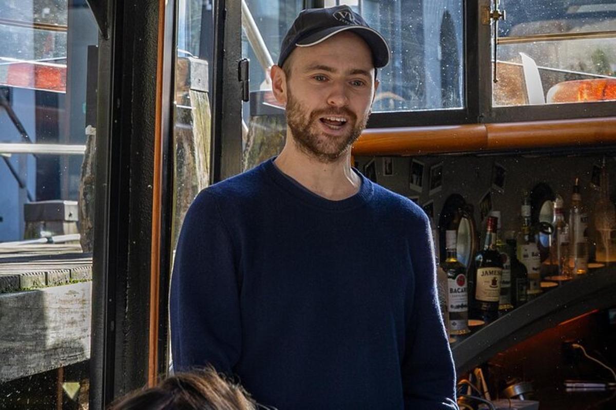 muž stojí před restaurací