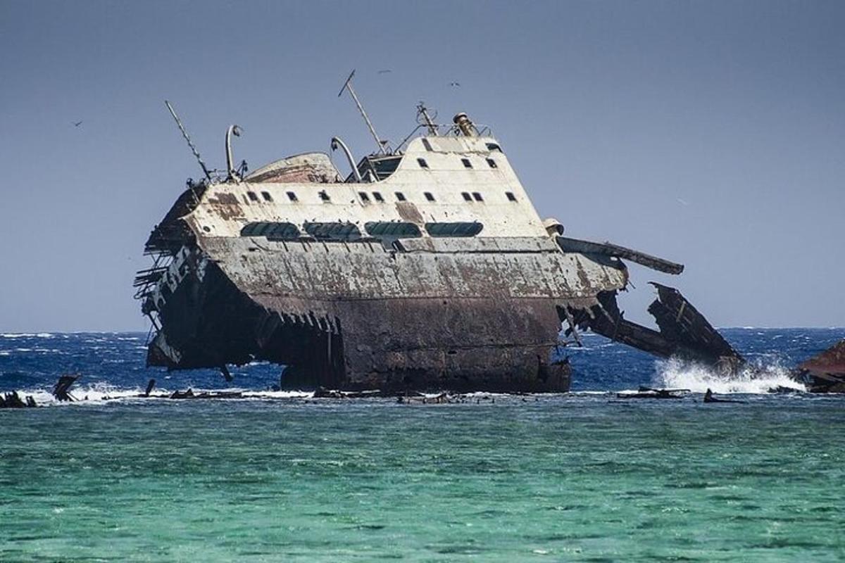 un vell vaixell està assegut a l'oceà