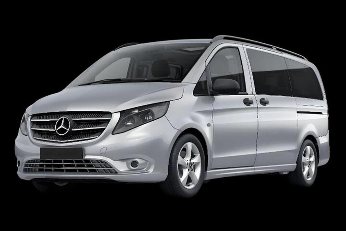 một chiếc xe tải mercedes benz màu trắng trên nền đen