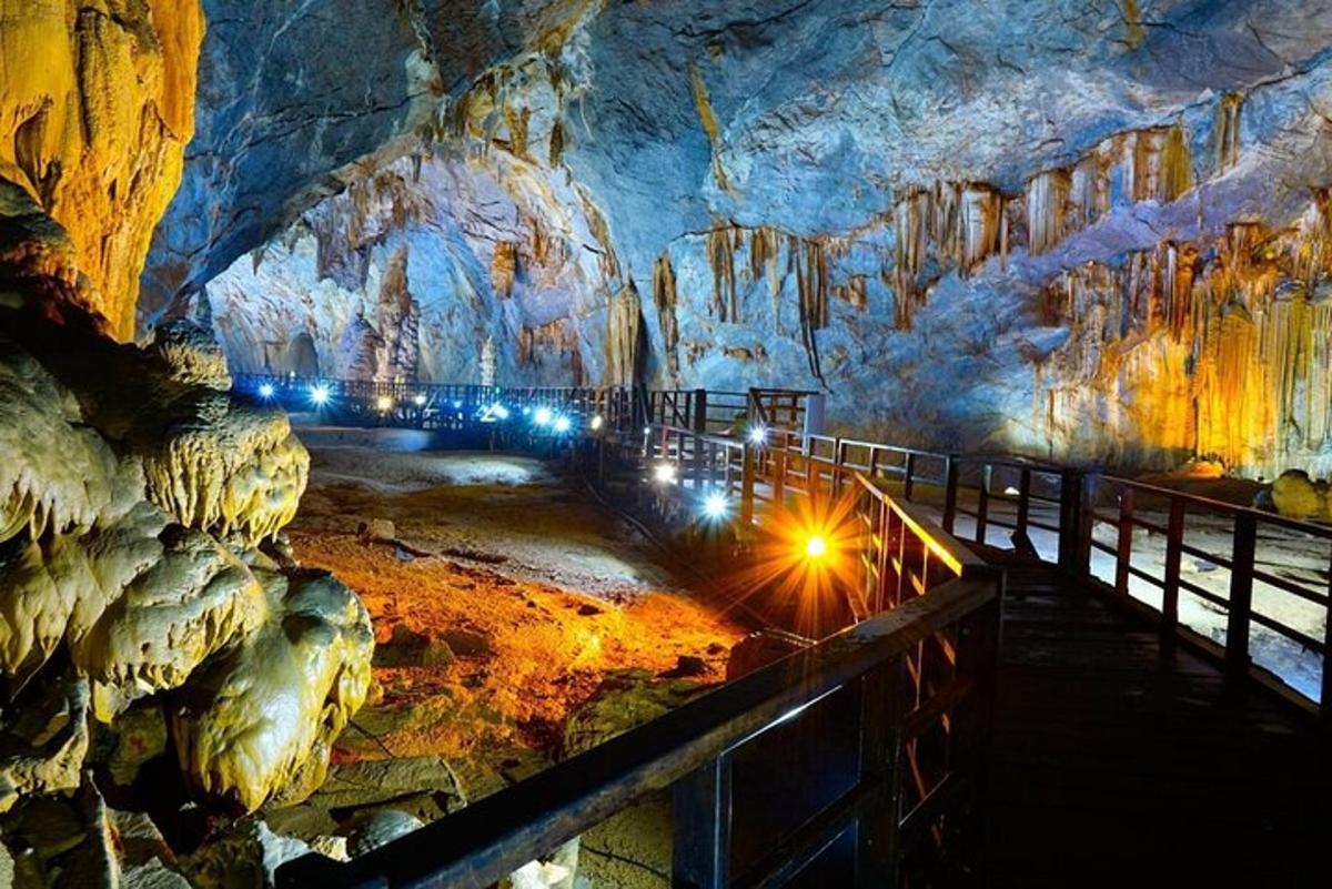 một căn phòng trong hang động có tranh vẽ trên tường
