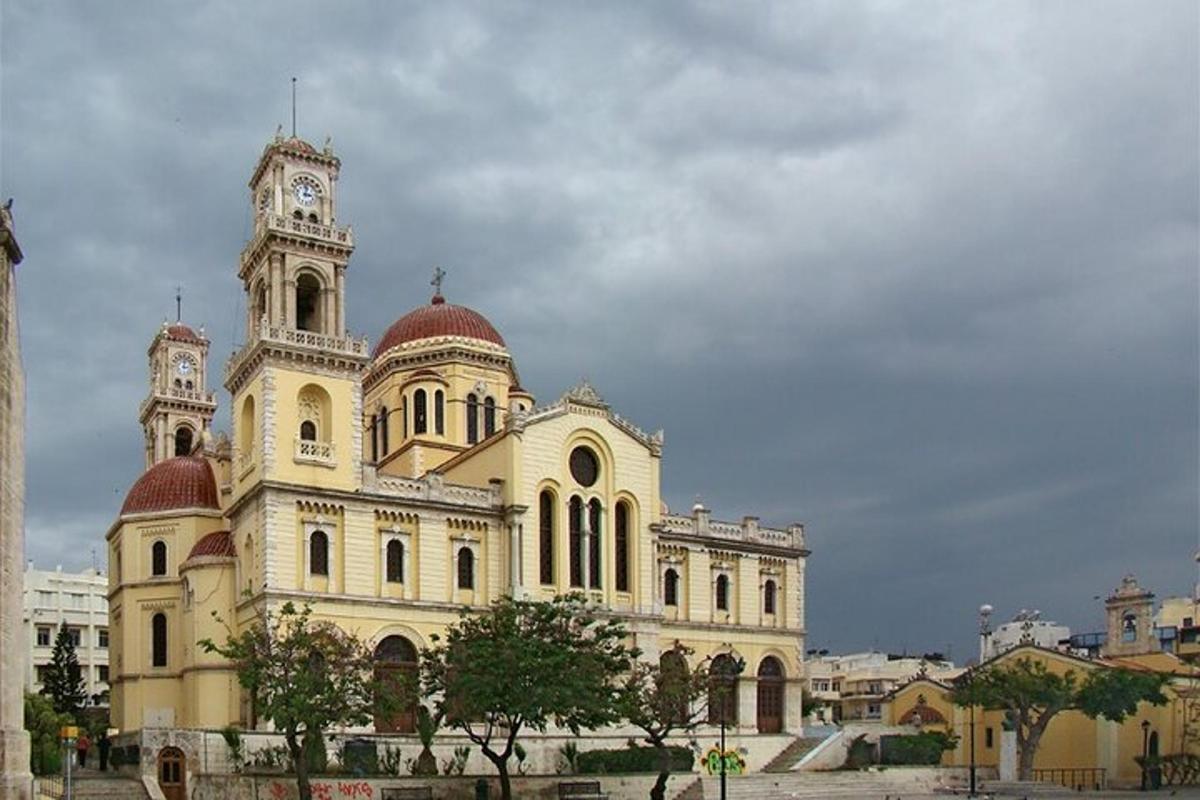 velká budova s hodinovou věží na vrcholu