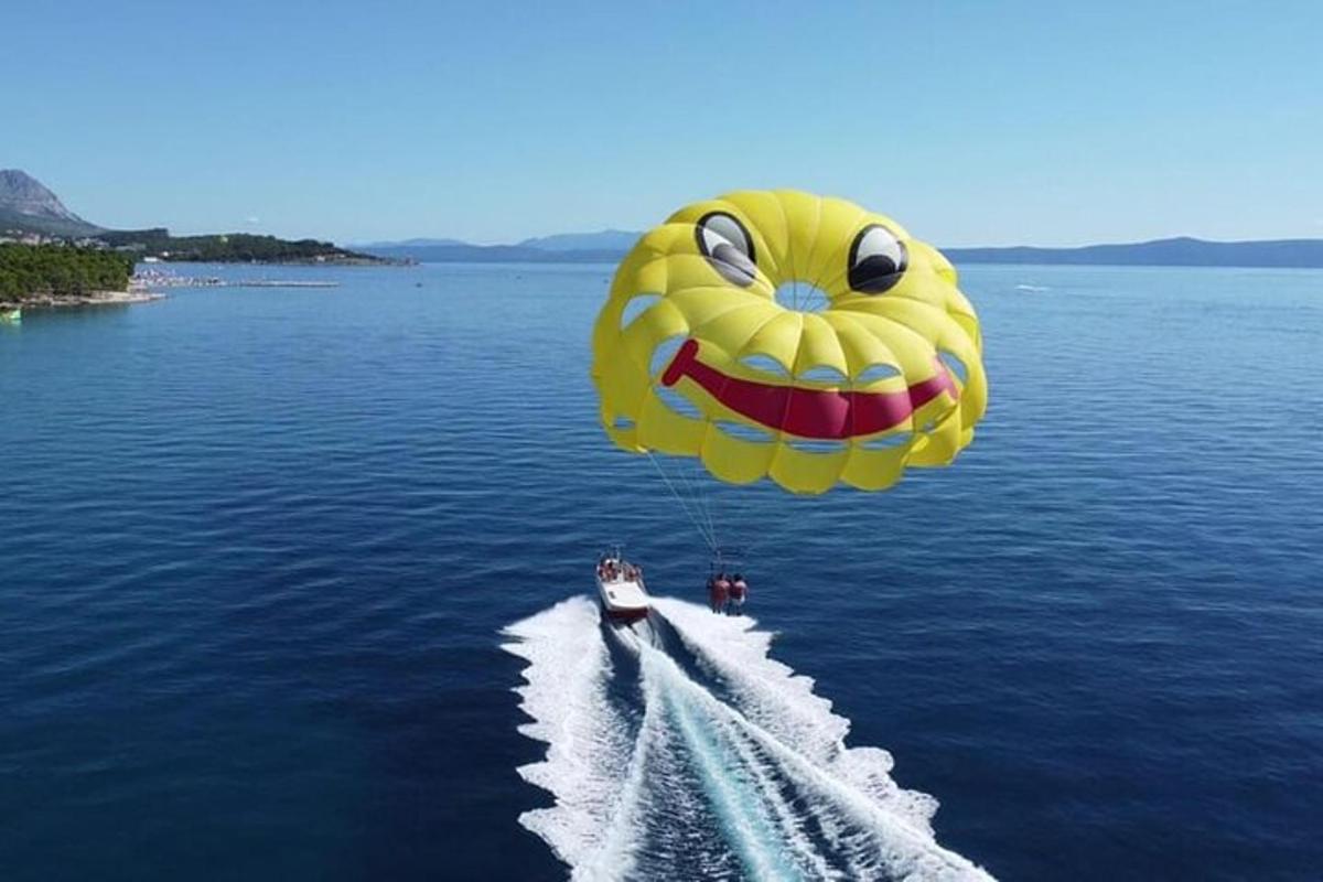 Ένας μεγάλος χαρταετός που πετάει πάνω από μια βάρκα στο νερό