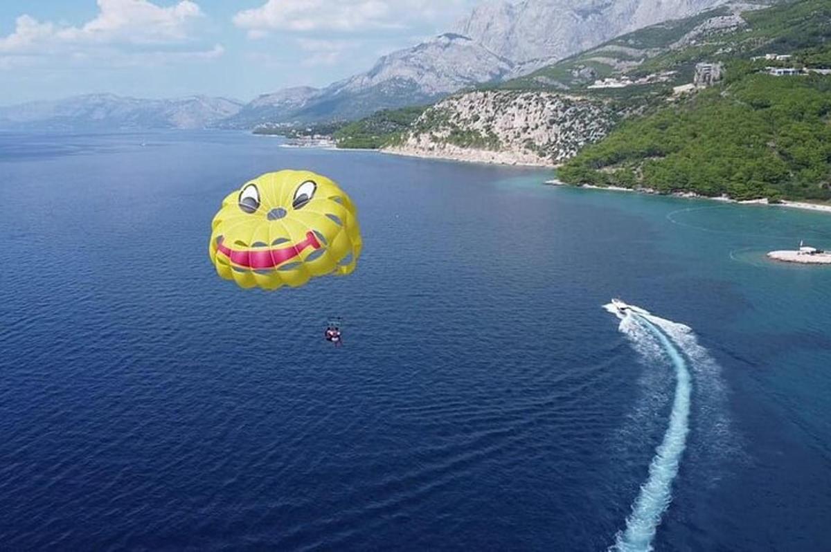 ένα μπαλόνι με ένα χαμογελαστό πρόσωπο που επιπλέει στο νερό