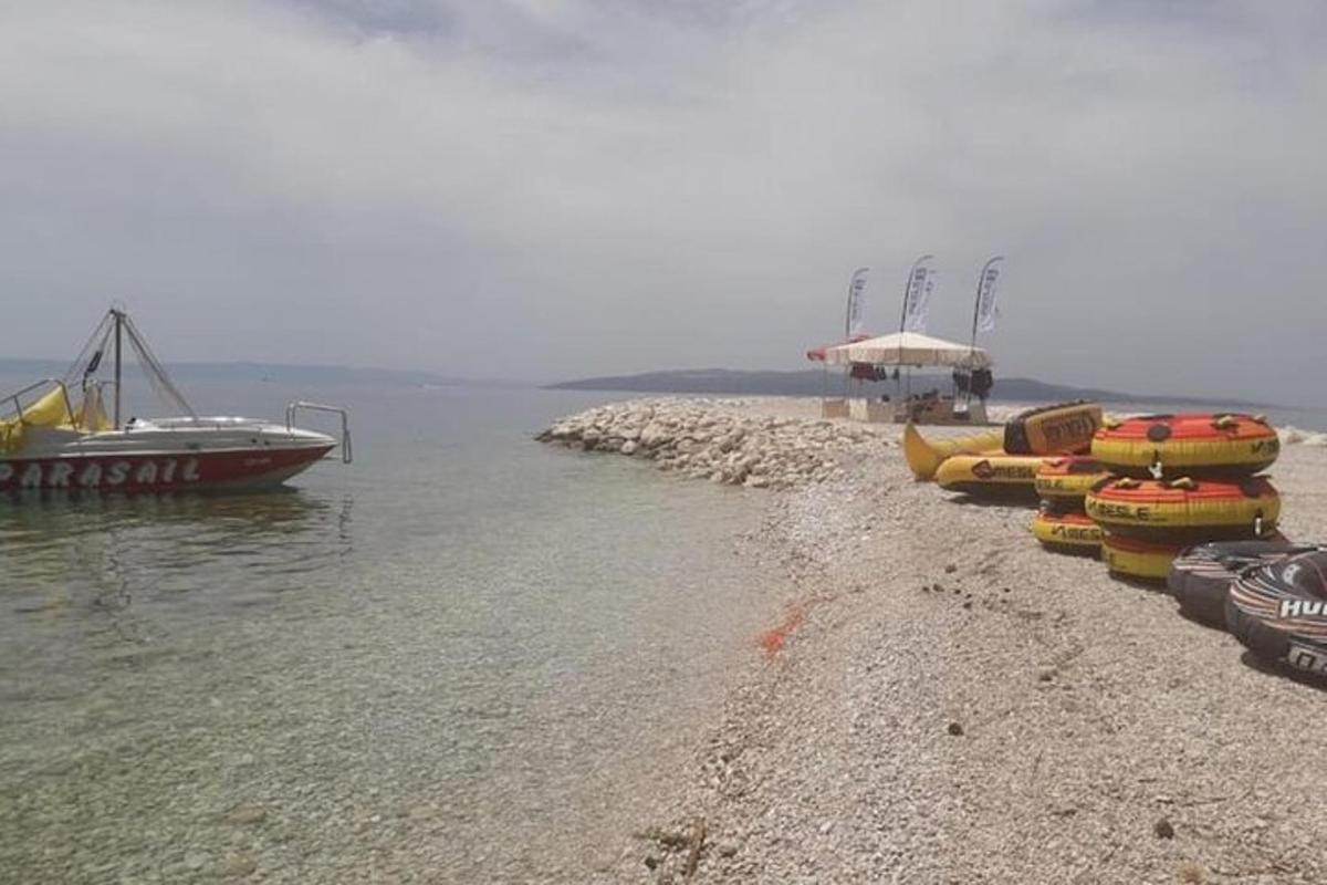 μια ομάδα σκαφών παρκαρισμένων σε μια παραλία δίπλα στο νερό