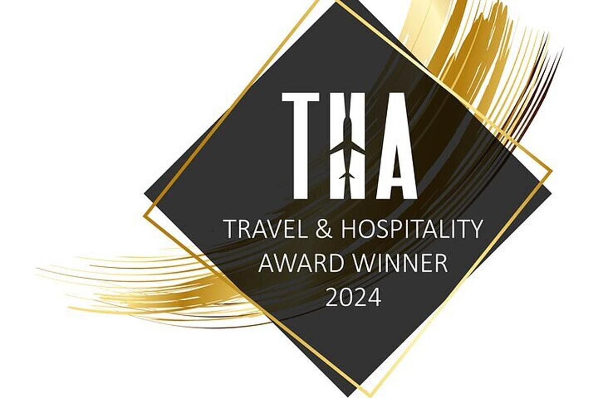 en svart och guld skylt med orden tka och hospitalityrued vinnare