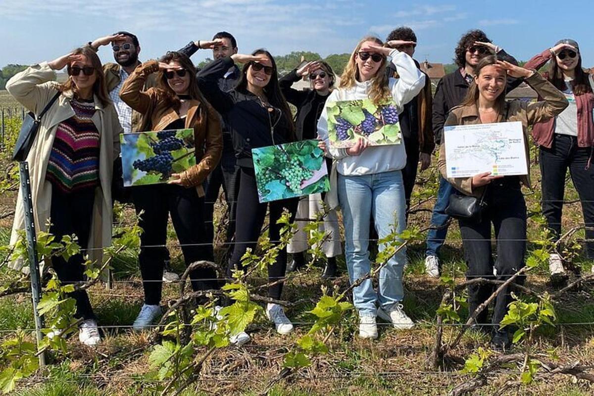 μια ομάδα ανθρώπων που στέκονται σε ένα χωράφι