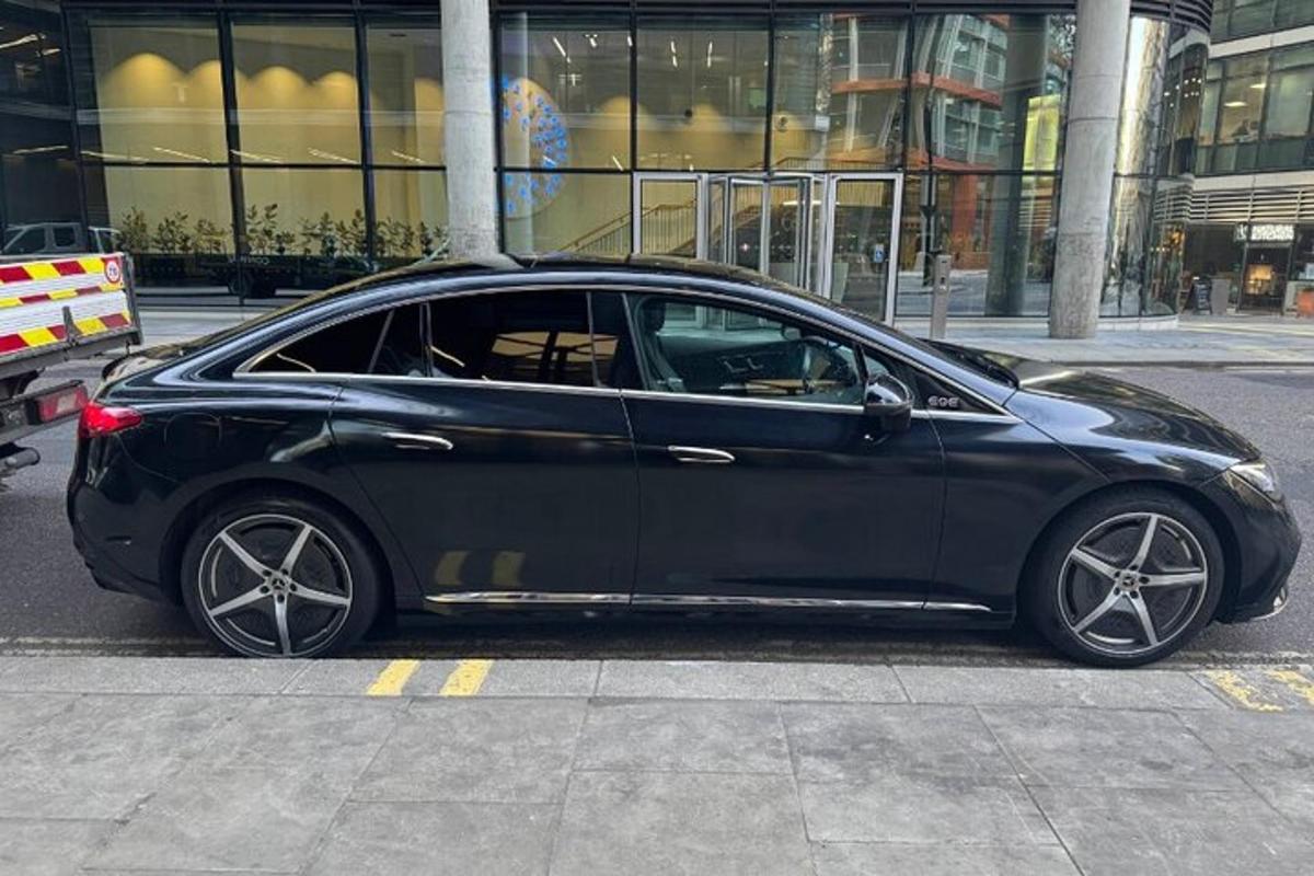 en svart bil parkert på siden av en gate