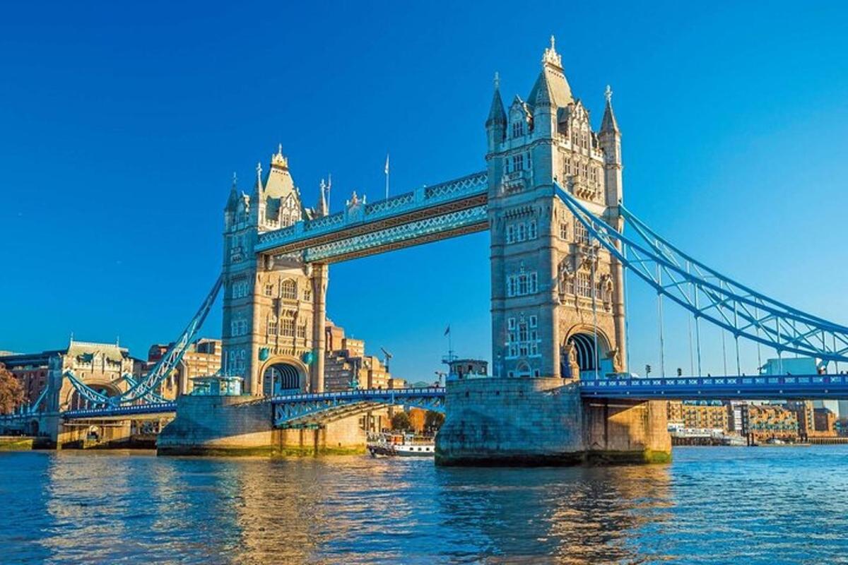 en hengebro i London på vannet