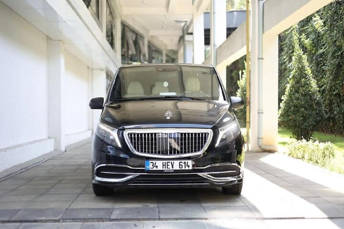 en svart bil parkert utenfor en bygning