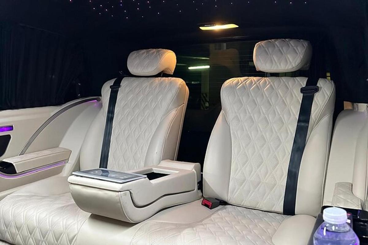 dos asientos en la parte trasera de un coche
