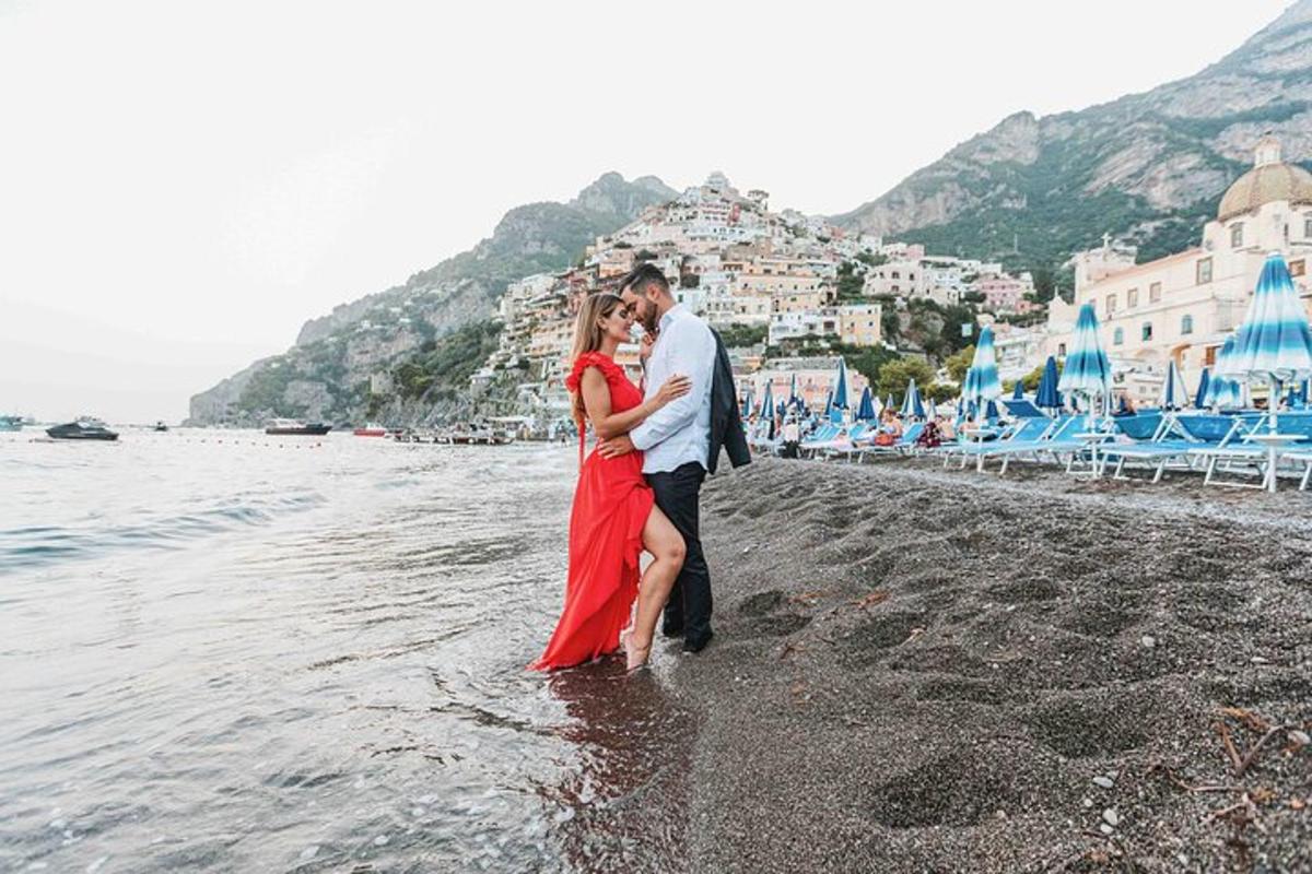 un uomo e una donna in piedi nell'acqua su una spiaggia