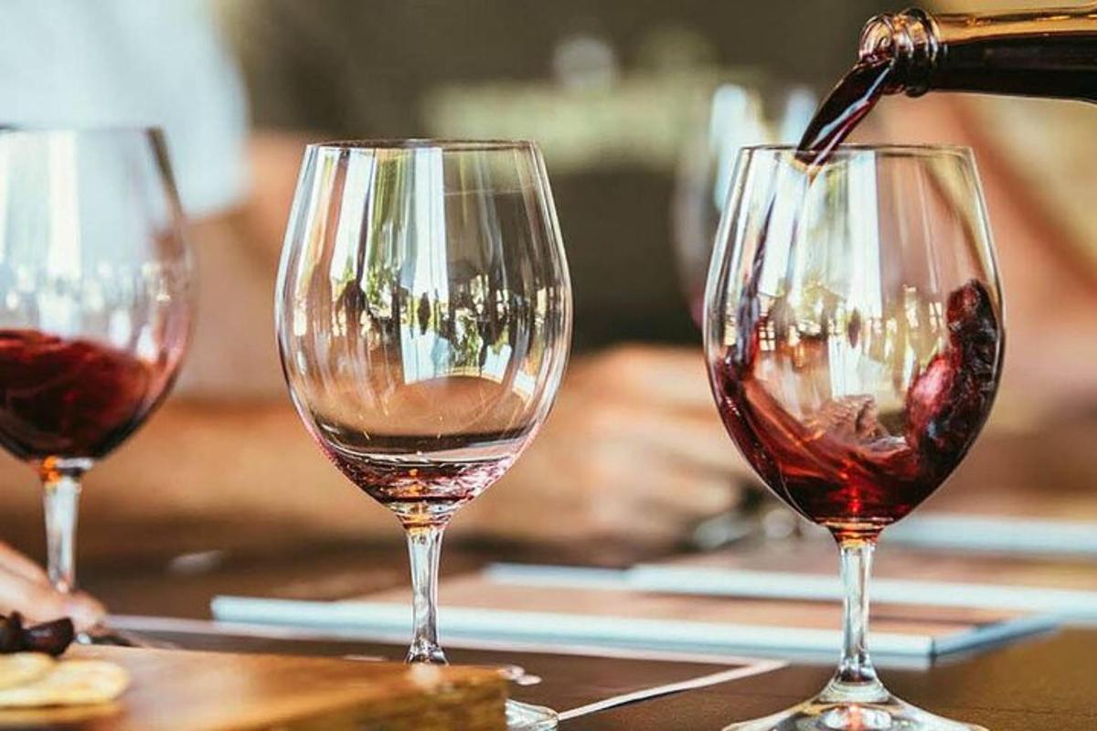 due bicchieri di vino su un tavolo con il vino che viene versato