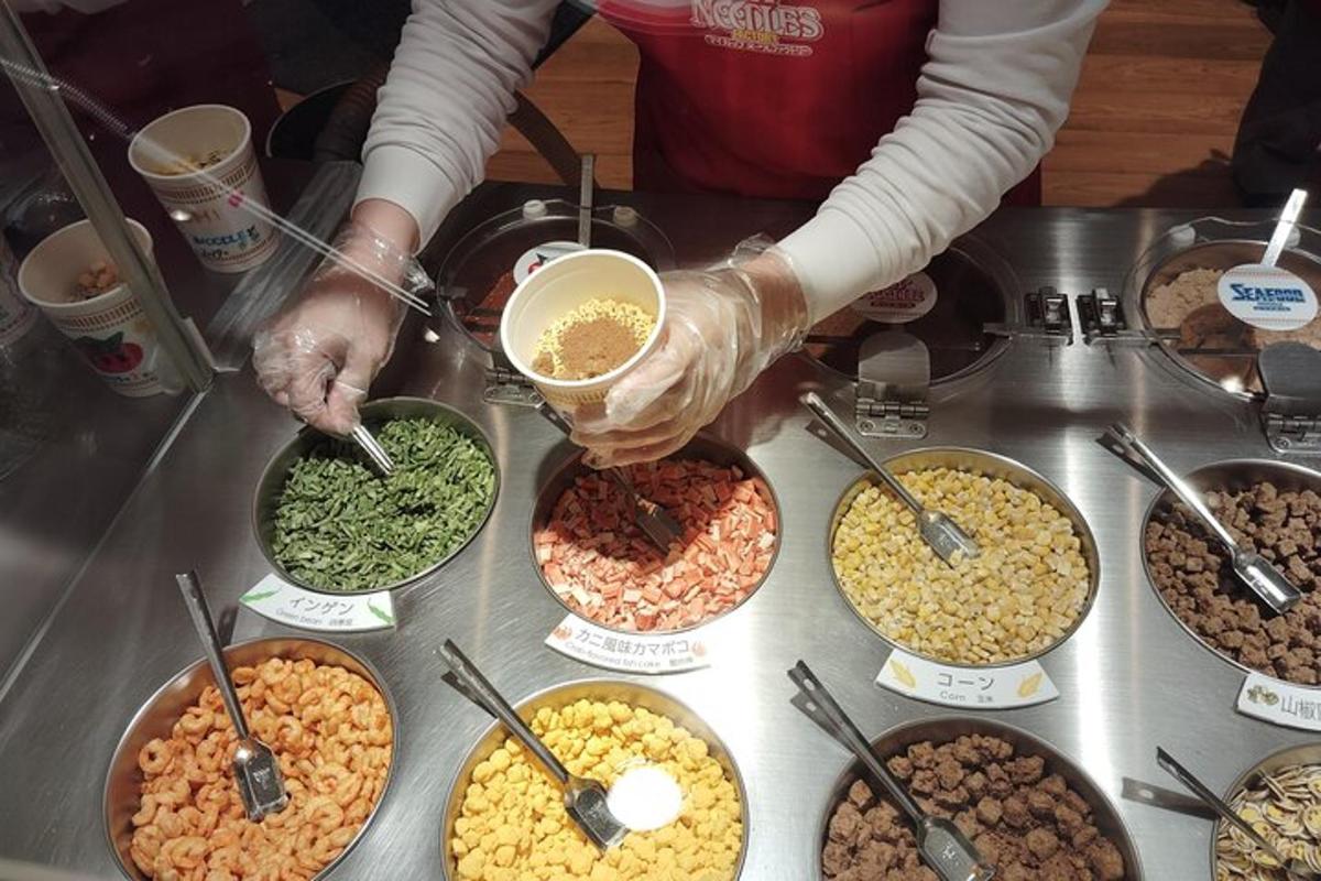 在自助餐台上用碗准备食物的人