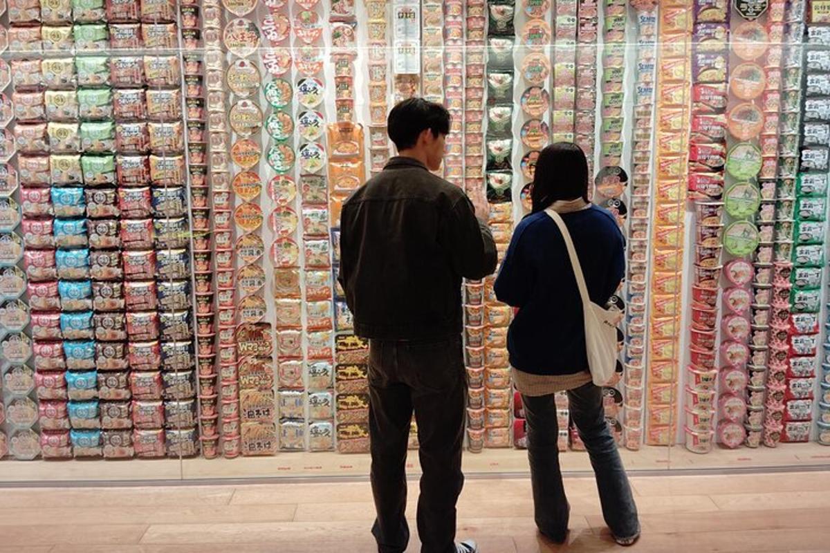 两个人站在大型陶瓷展柜前