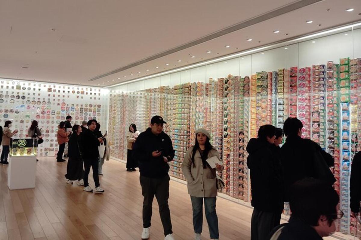 一群人站在商店里