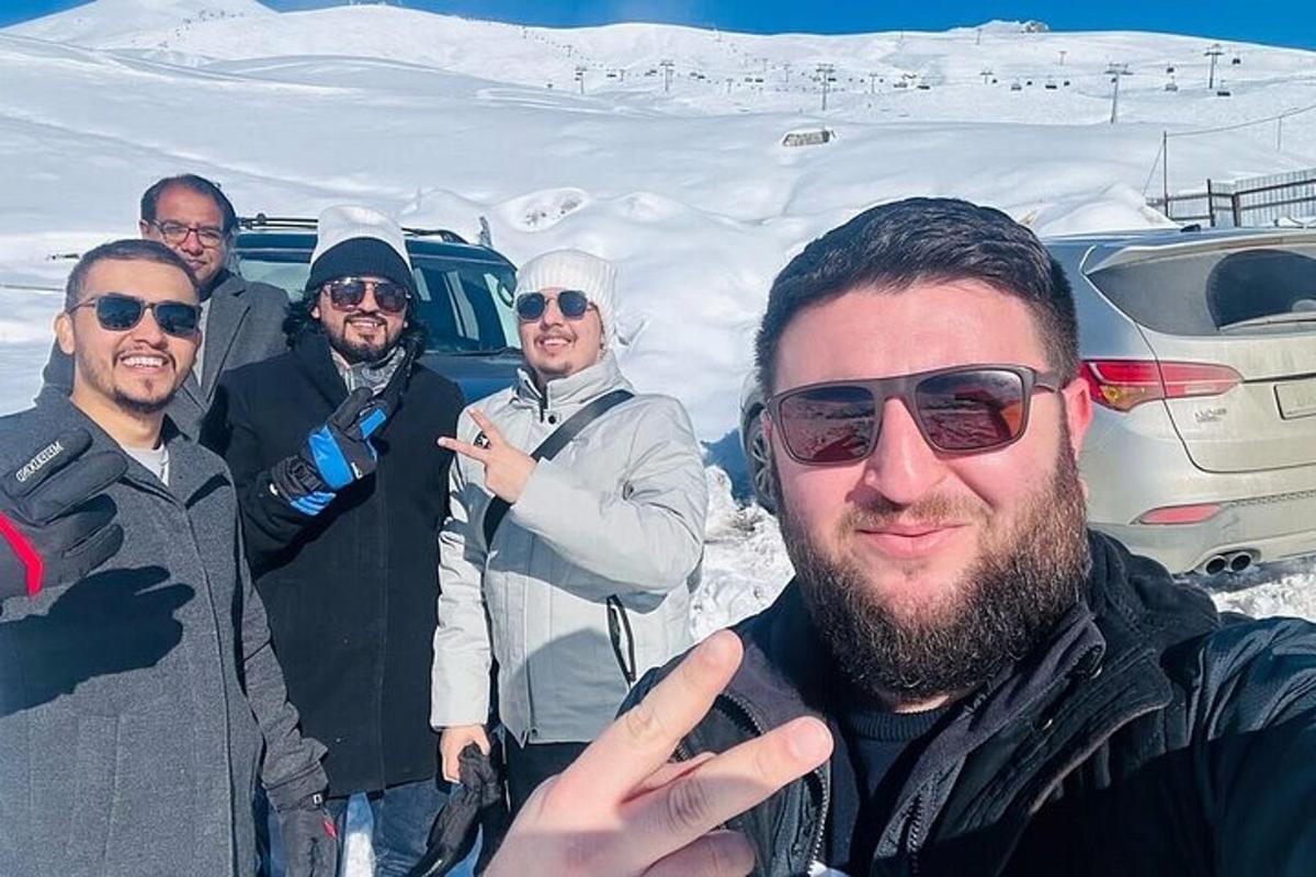 skupina mužů pózujících pro fotografii ve sněhu