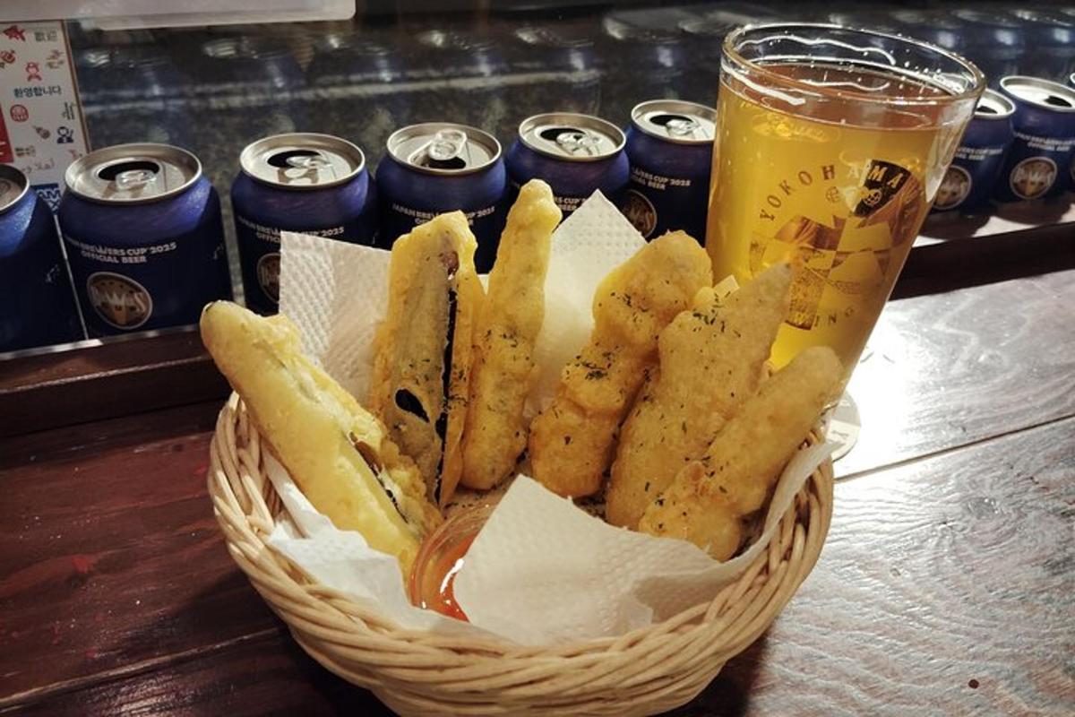 un cestino di patatine fritte e un bicchiere di birra
