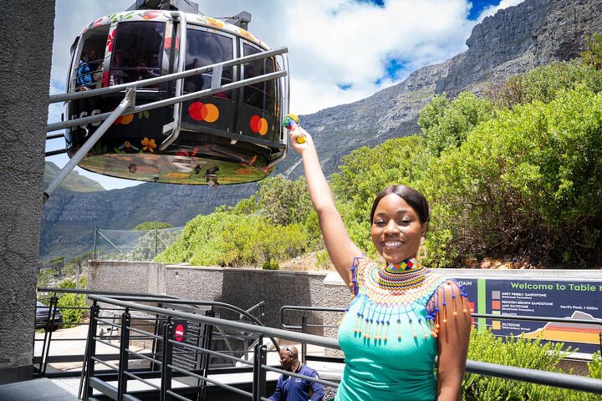 uma mulher está parada ao lado de um helicóptero