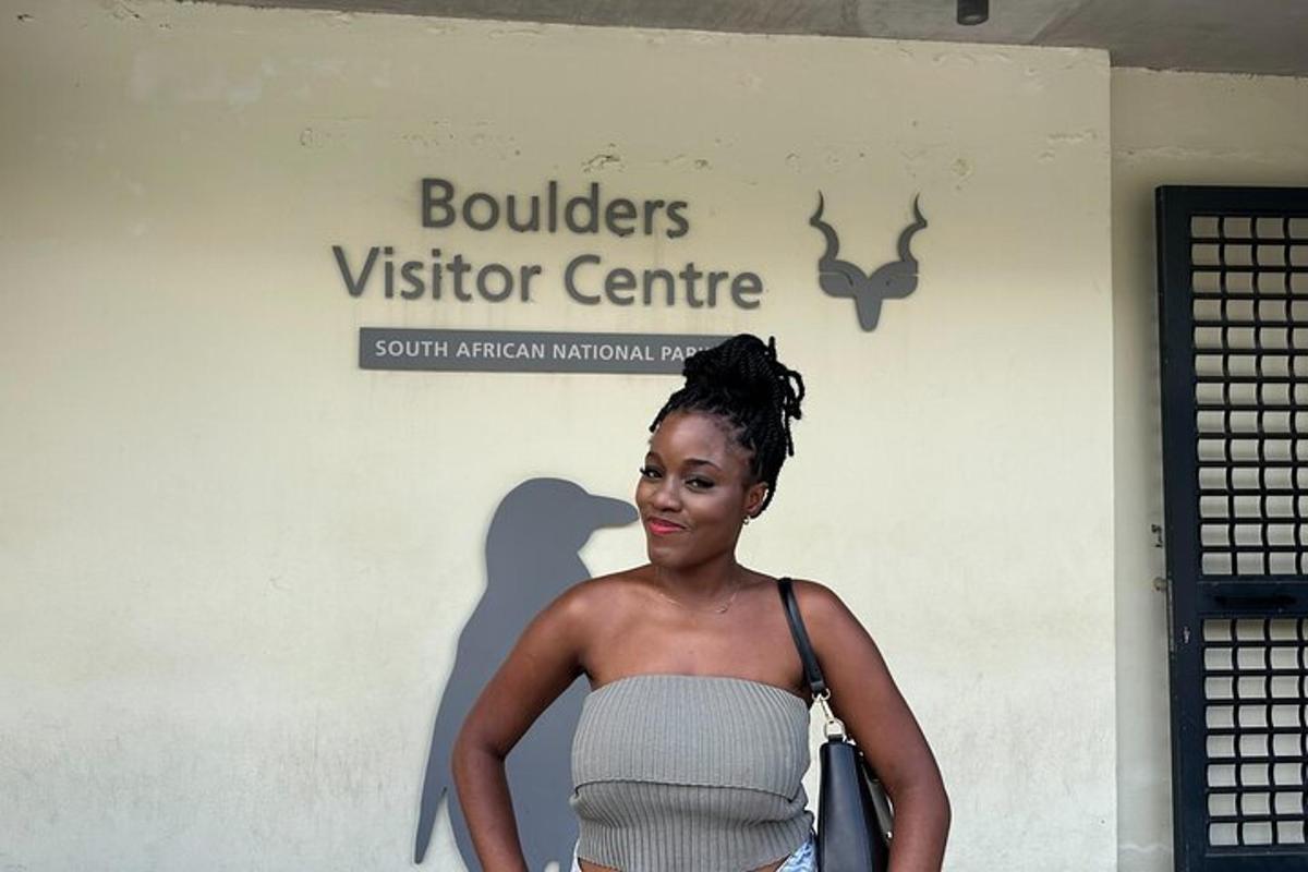 uma mulher em pé em frente a um centro de visitantes
