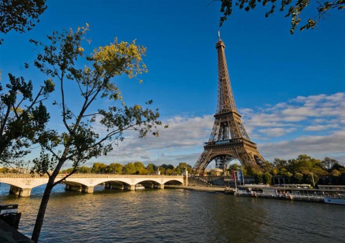 una vista della torre Eiffel e di un ponte