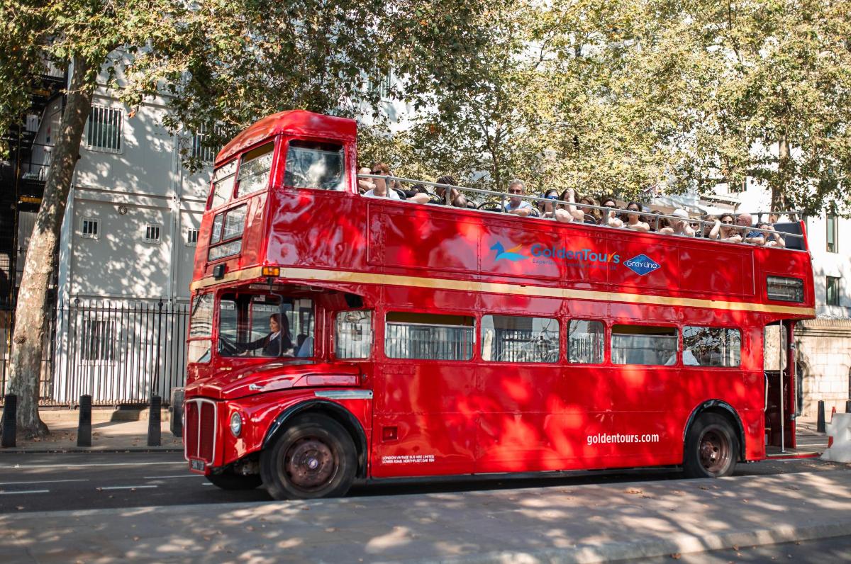 un autobus rosso a due piani che percorre una strada