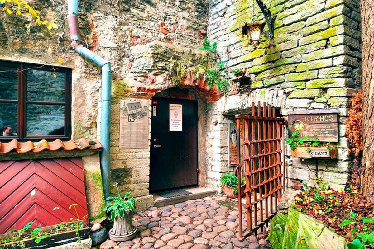 un edificio in mattoni con una porta rossa e un cancello