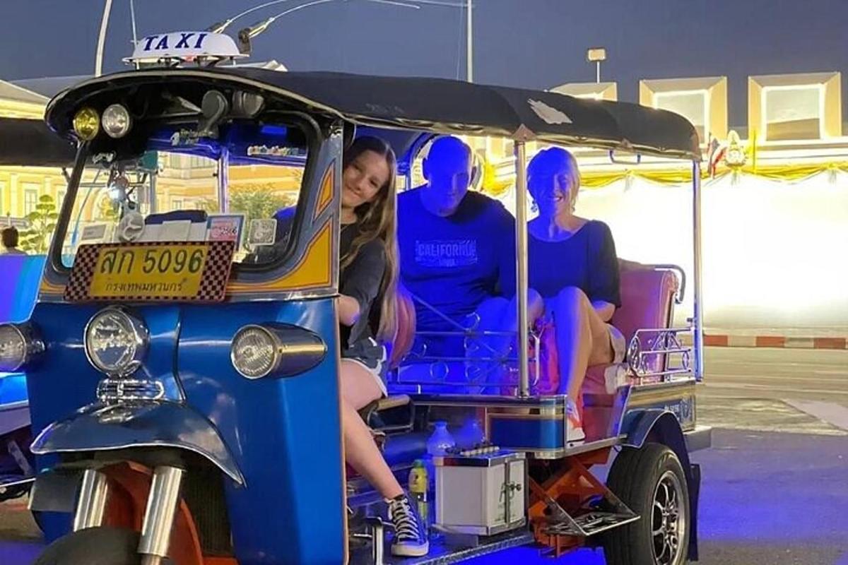 un grup de persones que viatgen en un carret de golf