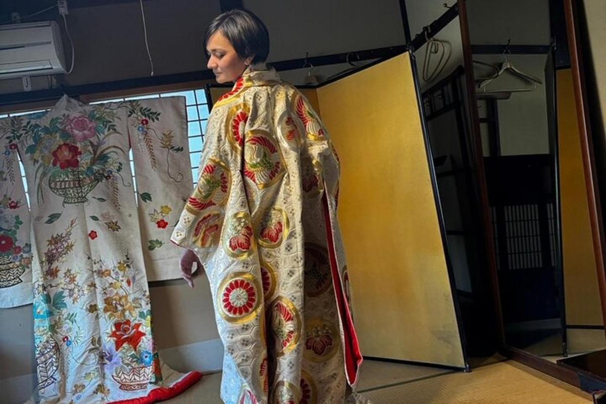 kona í kimono horfir í spegil