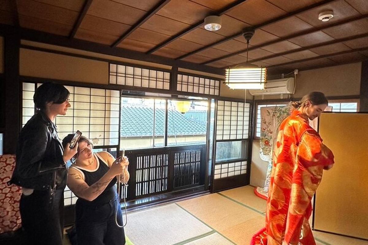 en kvinne som tar et bilde av en kvinne i kimono