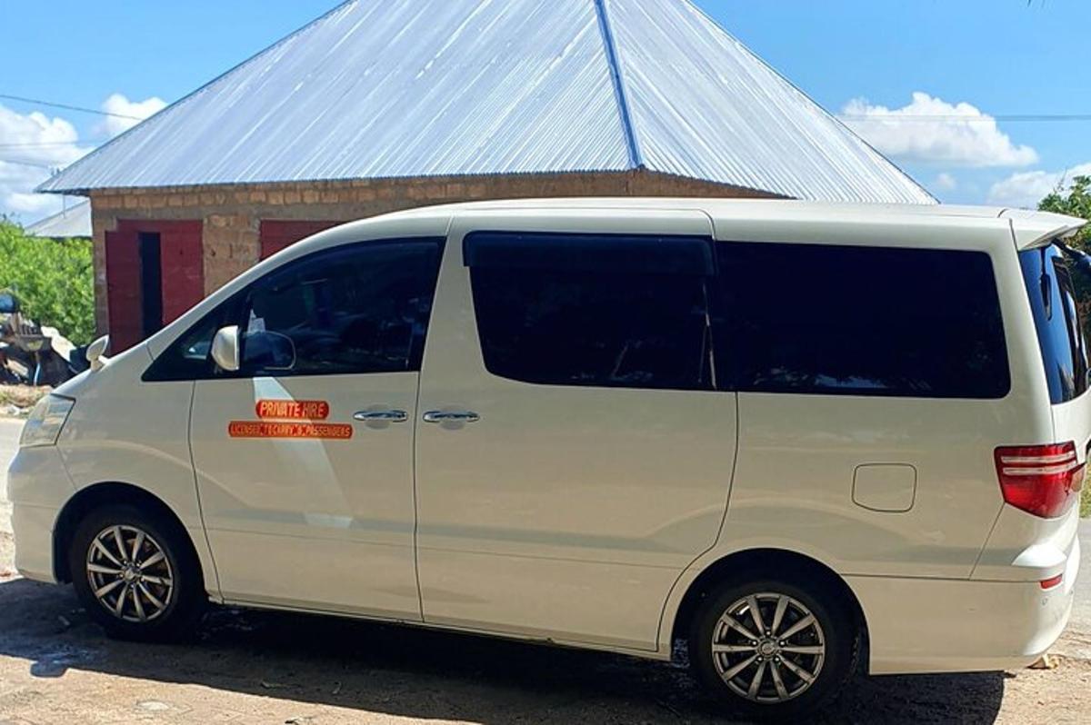 una furgoneta blanca aparcada davant d'un edifici