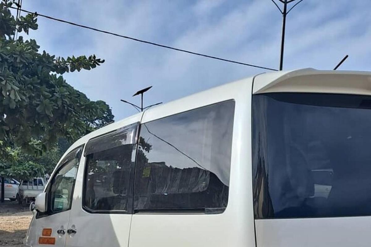 un furgone bianco è parcheggiato in un parcheggio