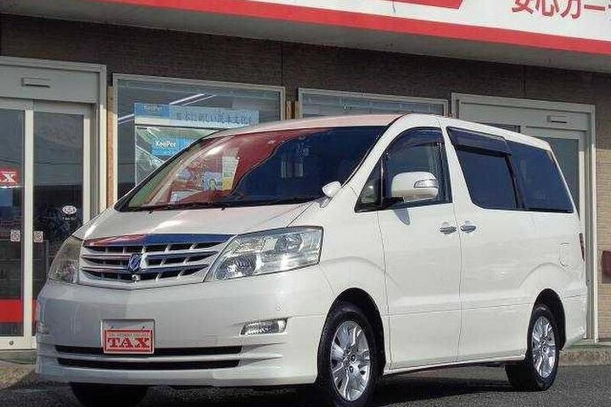 un furgone bianco parcheggiato davanti a un negozio