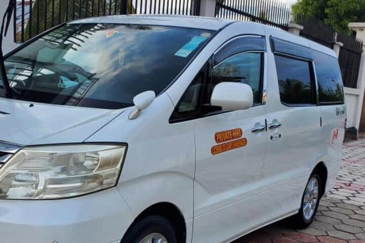 un furgone bianco è parcheggiato su una strada