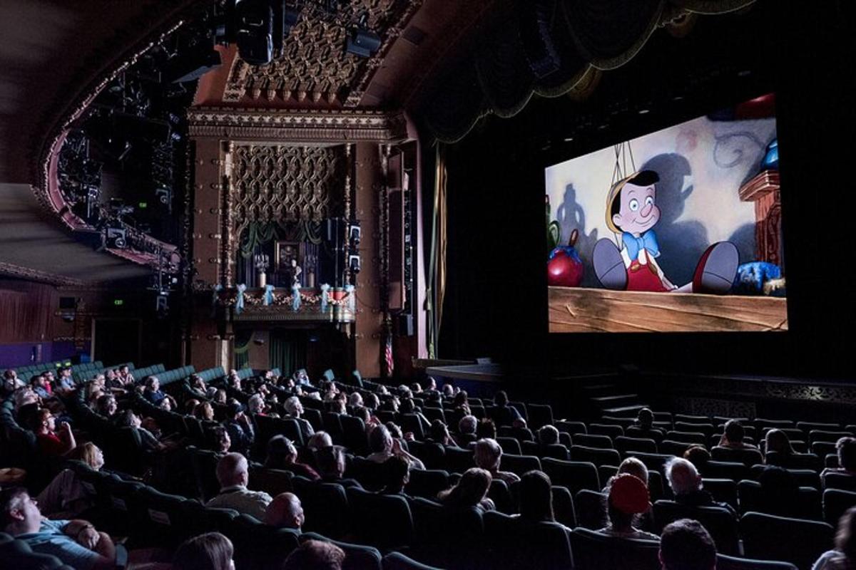 sala widowiskowa z dużym ekranem w teatrze