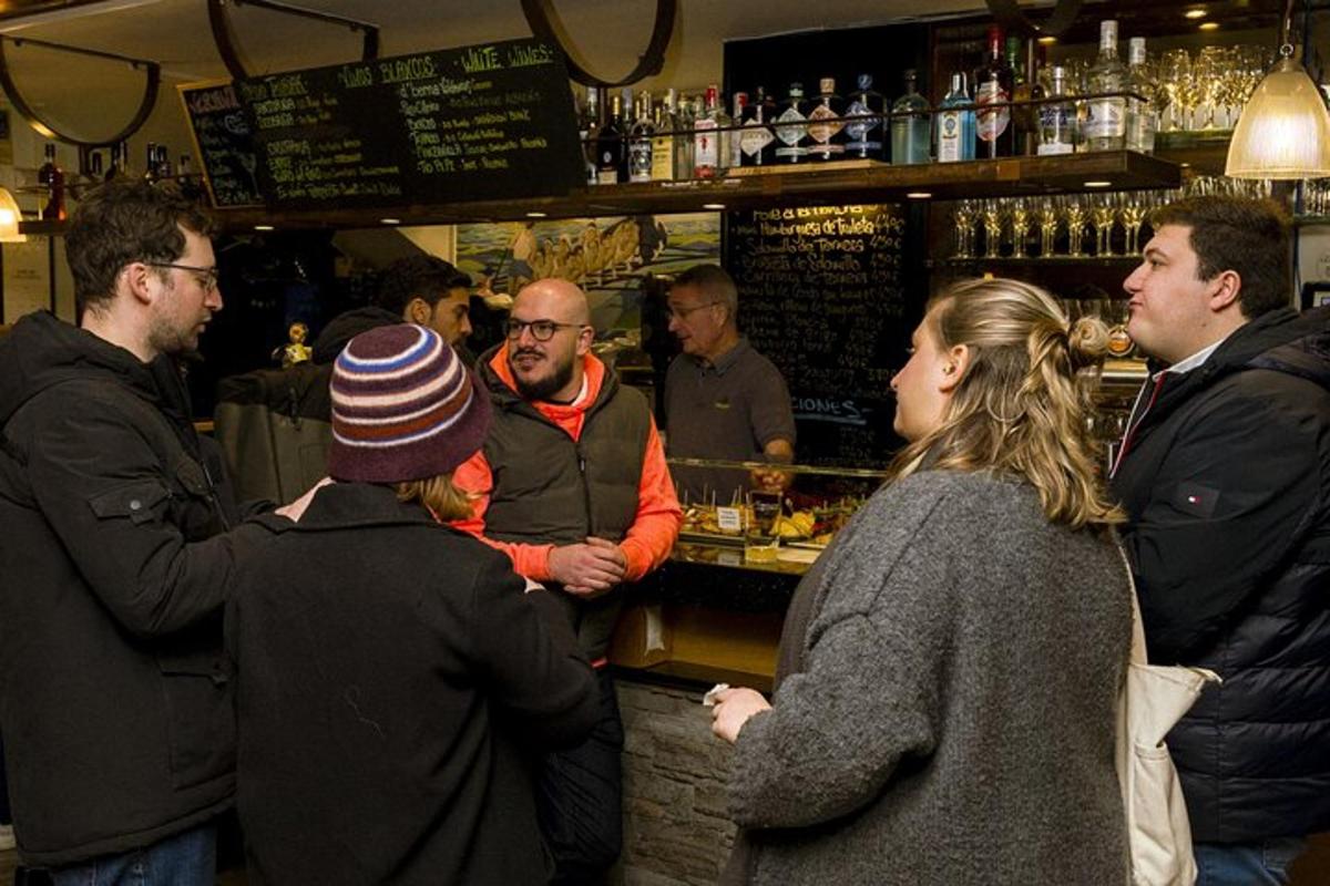 en gruppe mennesker som står i en bar