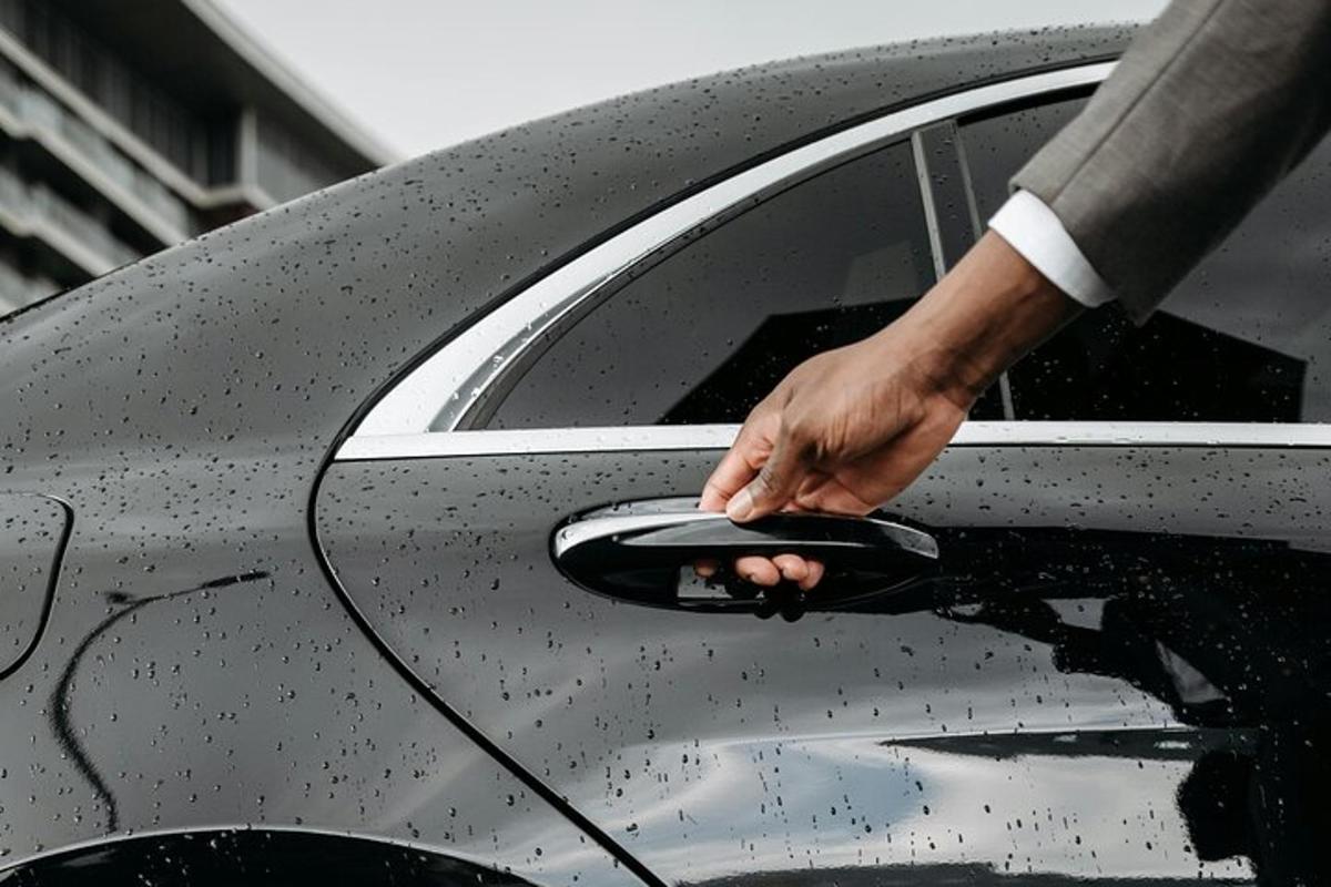um homem está abrindo a porta de um carro