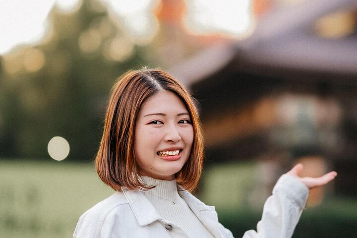 붉은 머리의 여자가 무언가를 가리키고 있다