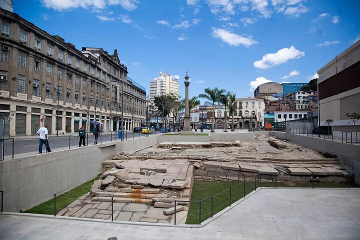 una vista di una città con edifici e una strada